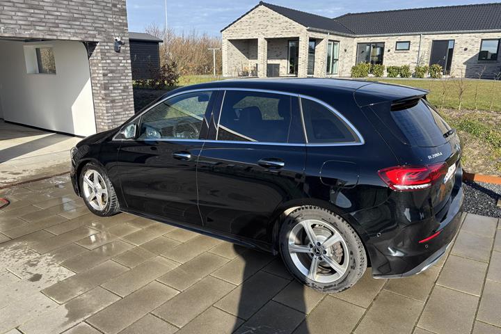 Sort Mercedes B200 d fra 2020