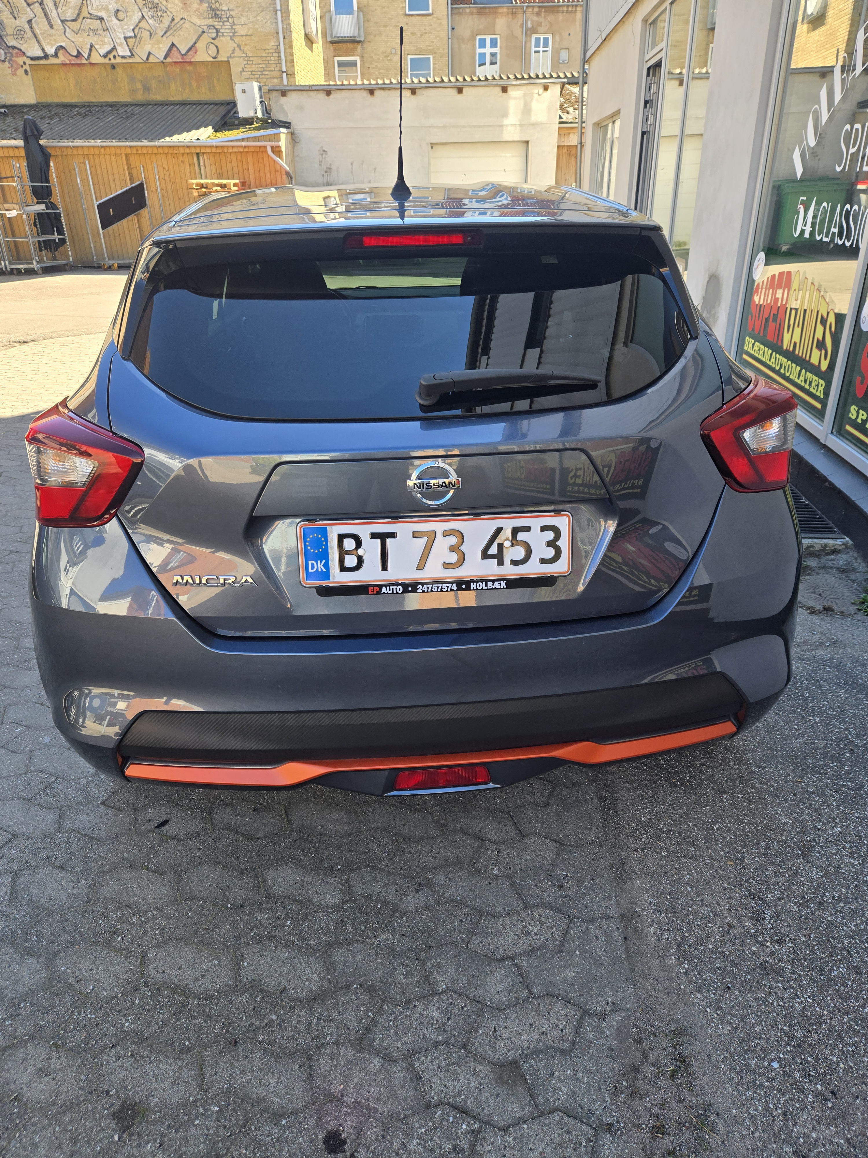 Grå Nissan Micra fra 2017