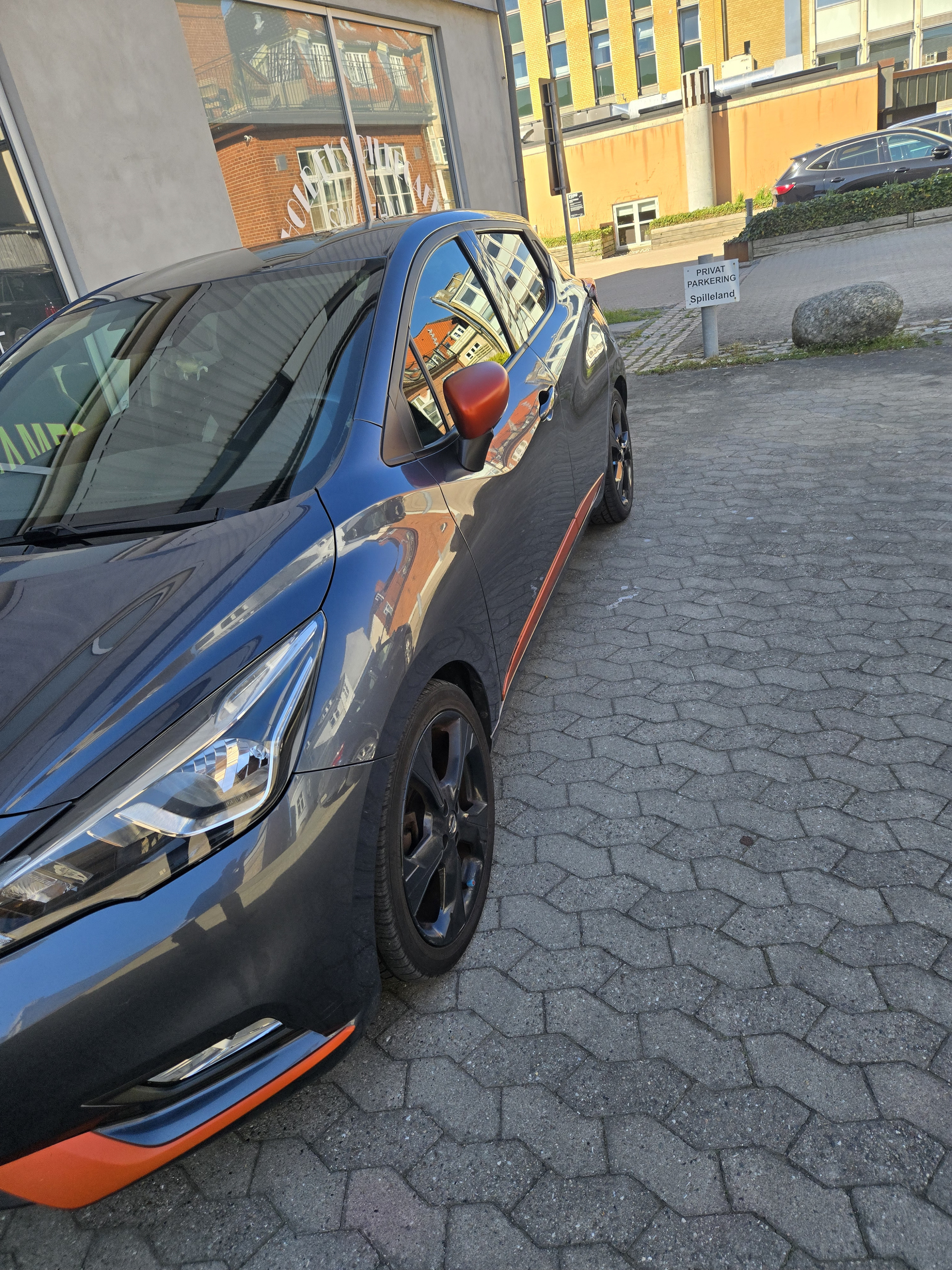 Grå Nissan Micra fra 2017