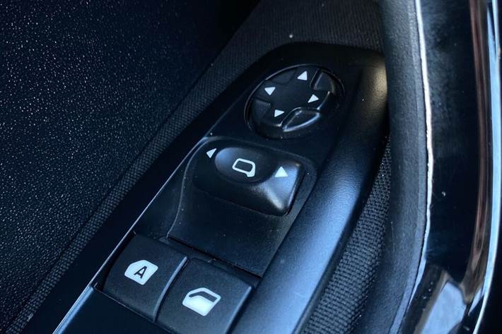 Grå Peugeot 208 fra 2018