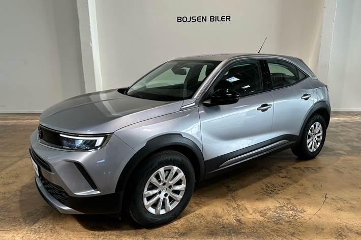 Grå Opel Mokka-e fra 2023 set udefra