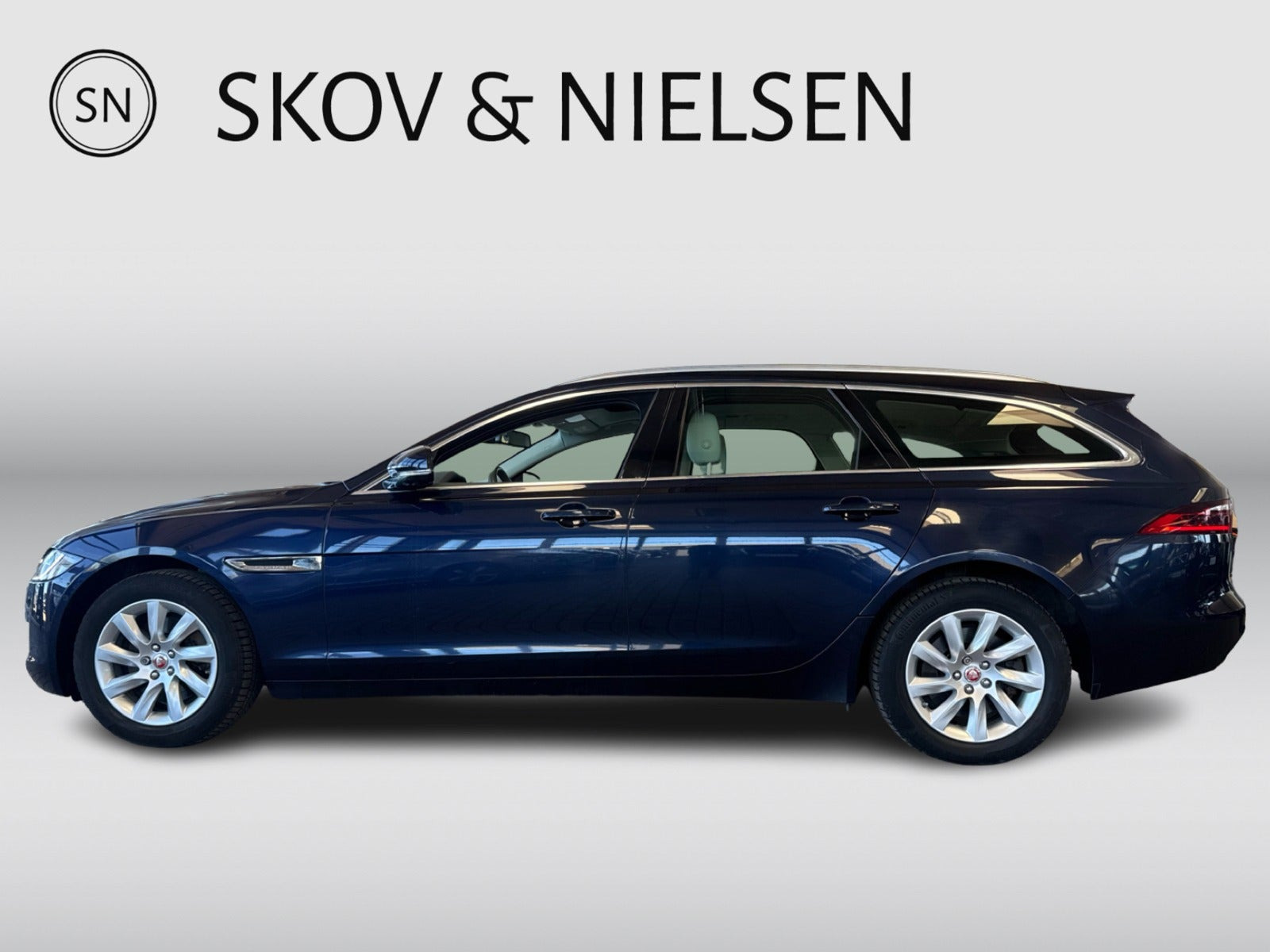 Blå Jaguar XF fra 2018