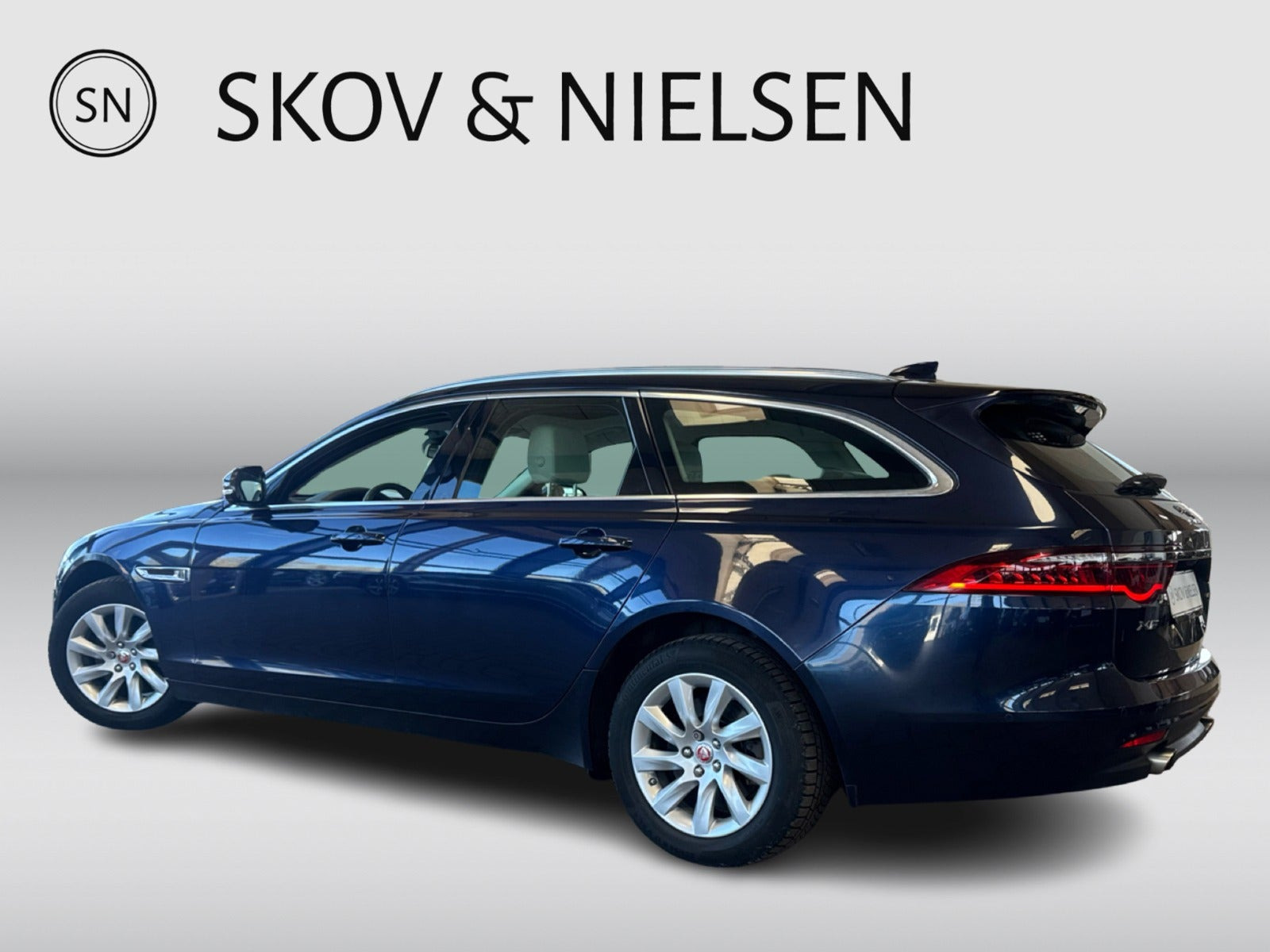 Blå Jaguar XF fra 2018