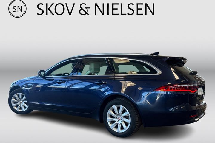 Blå Jaguar XF fra 2018