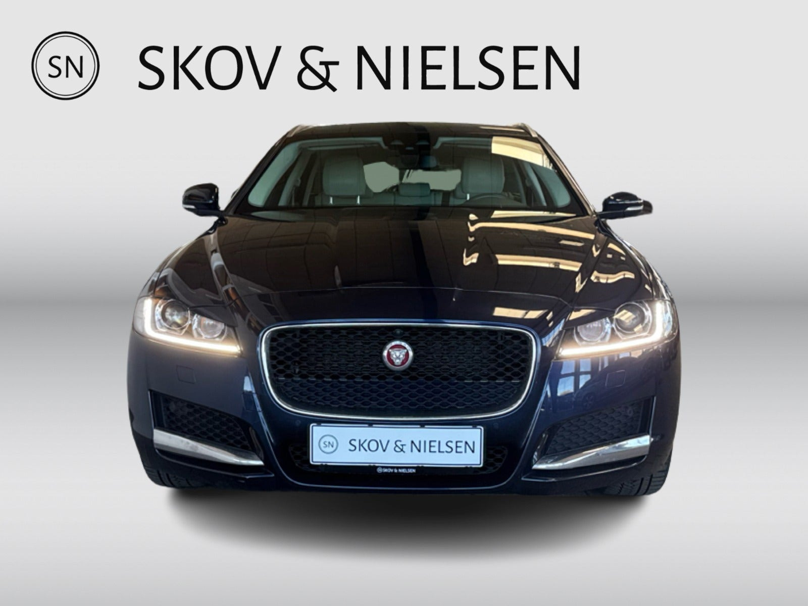 Blå Jaguar XF fra 2018