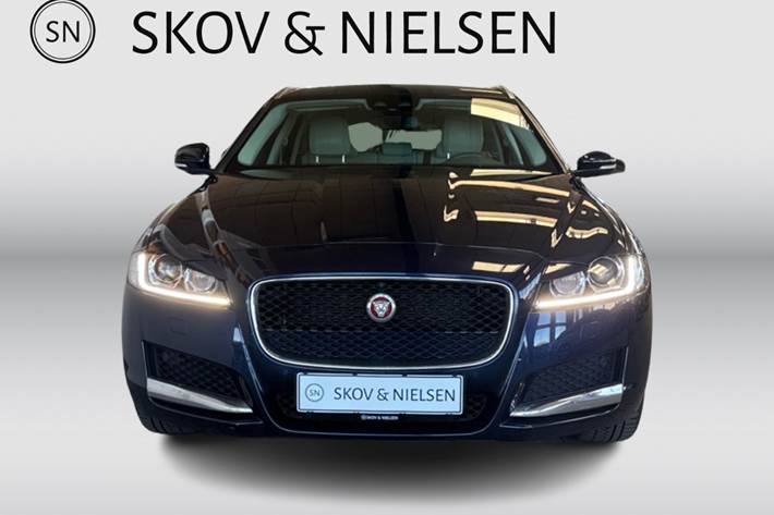 Blå Jaguar XF fra 2018