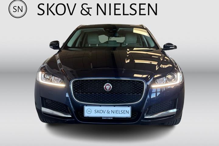 Blå Jaguar XF fra 2018