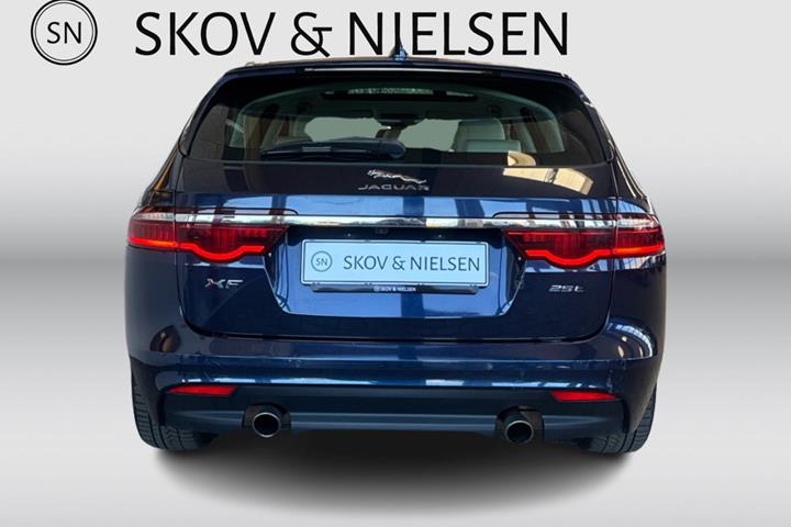 Blå Jaguar XF fra 2018