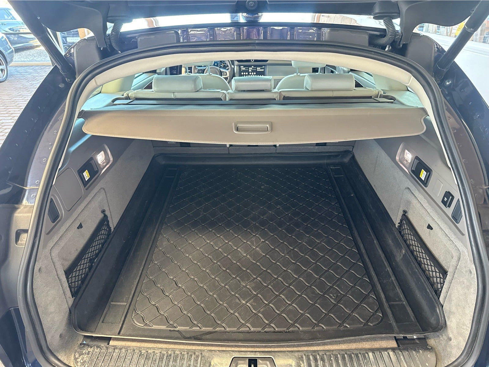 Blå Jaguar XF fra 2018
