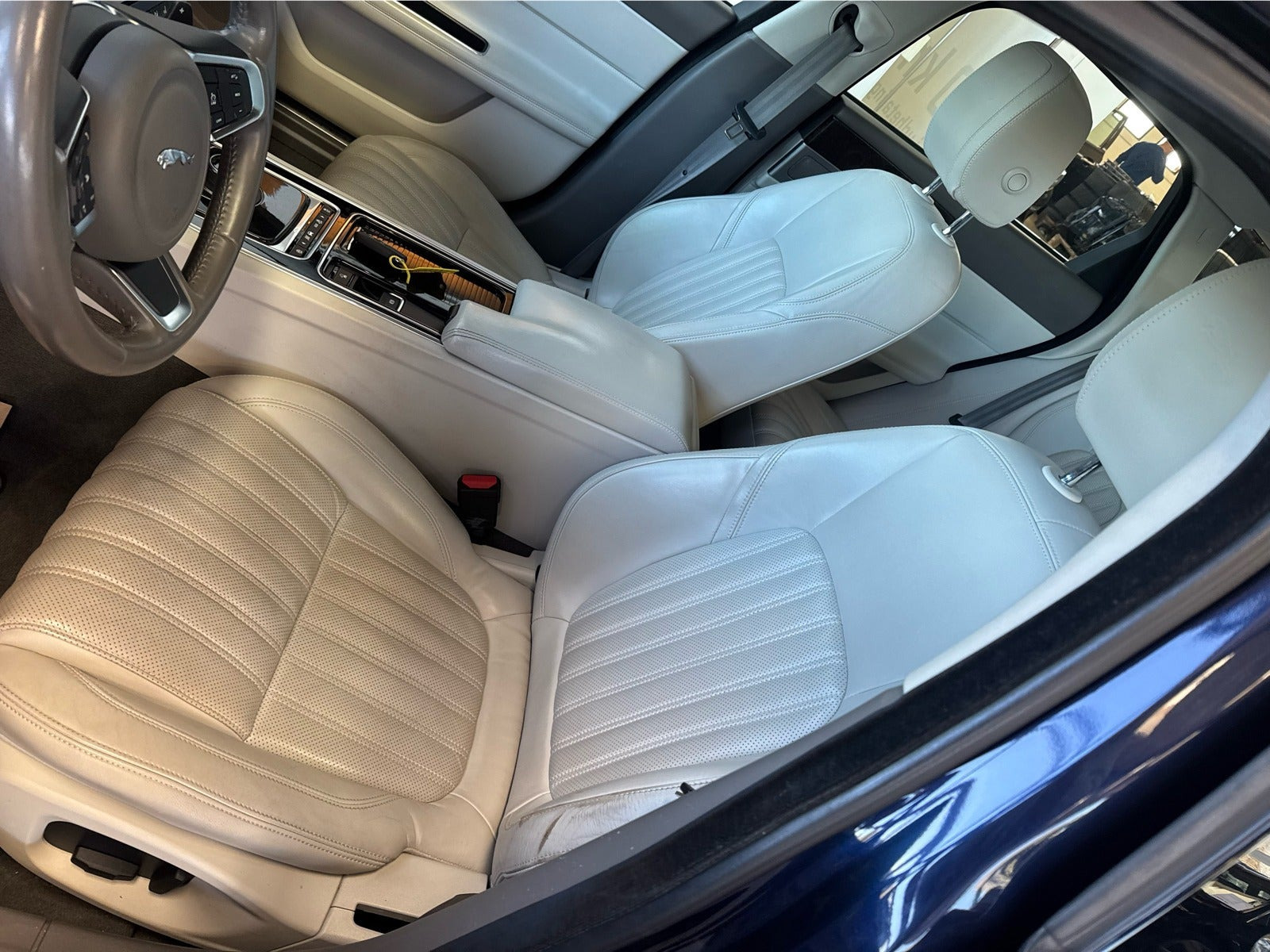 Blå Jaguar XF fra 2018