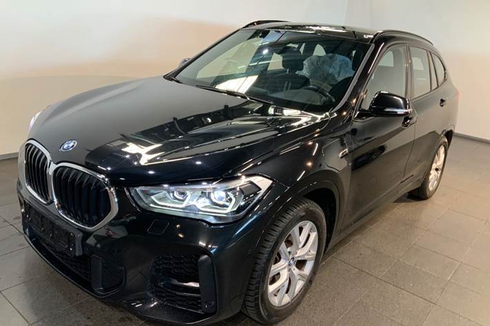 Sort BMW X1 fra 2022 set udefra