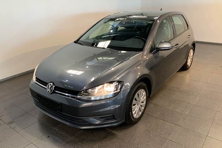 Grå VW Golf VII fra 2017 set udefra
