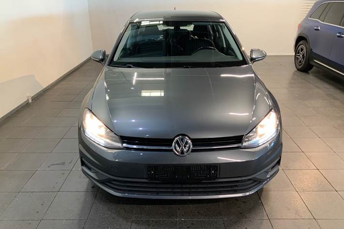 Grå VW Golf VII fra 2017
