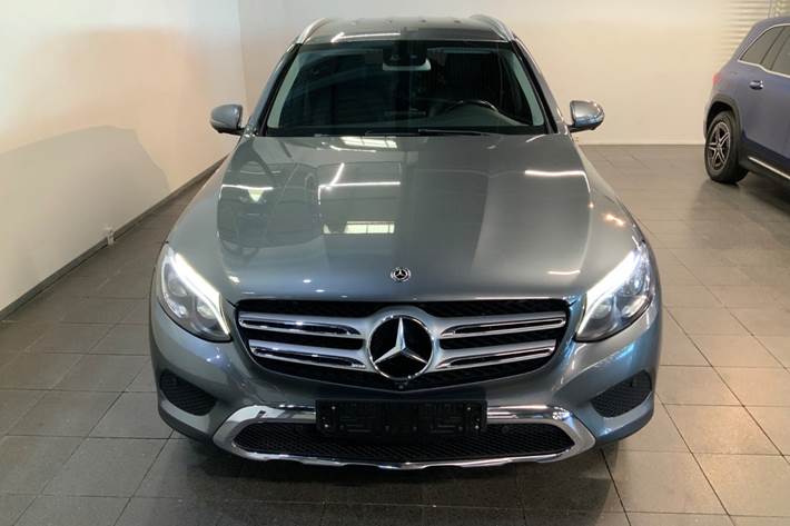 Grå Mercedes GLC350 d fra 2018