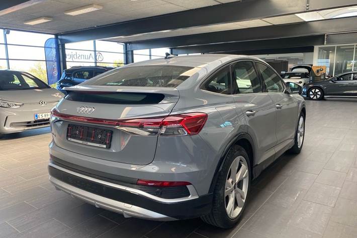 Grå Audi Q4 e-tron fra 2023