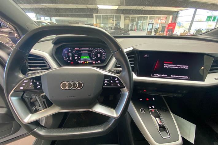 Grå Audi Q4 e-tron fra 2023
