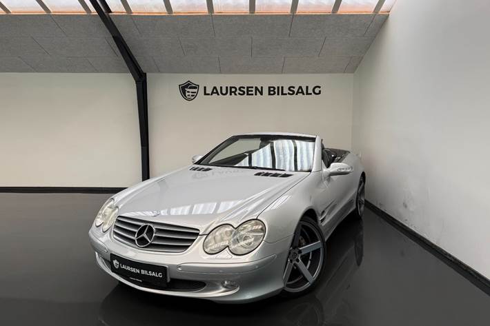 Sølv Mercedes SL500 fra 2002 set udefra