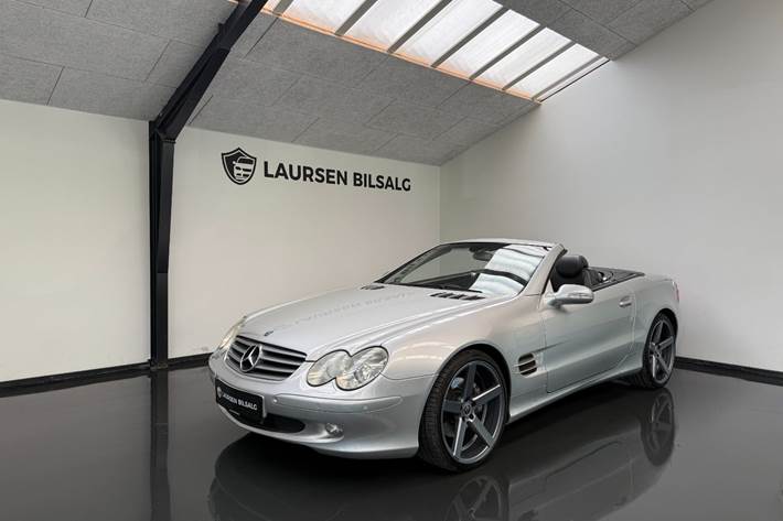 Sølv Mercedes SL500 fra 2002 set udefra