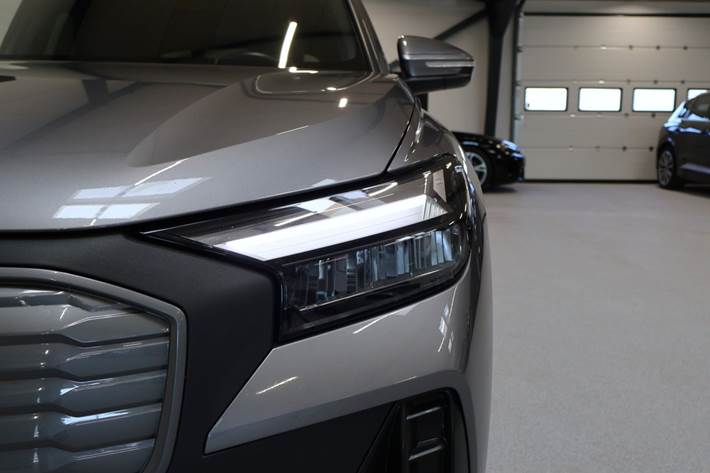 Grå Audi Q4 e-tron fra 2024
