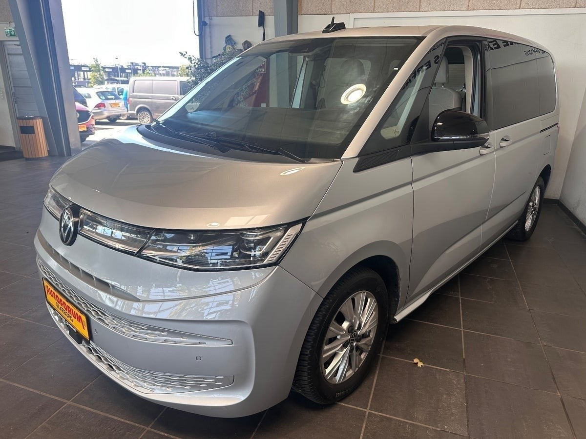 Grå VW Multivan fra 2023