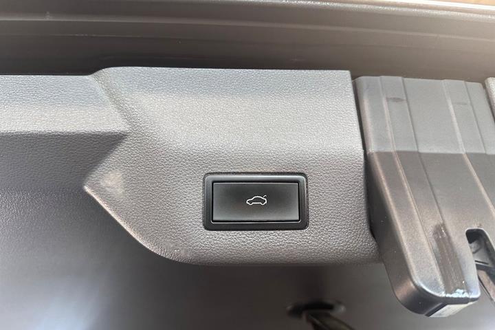 Grå VW Multivan fra 2023