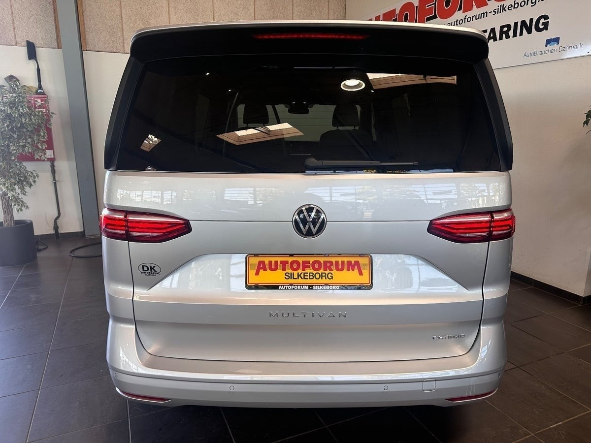 Grå VW Multivan fra 2023