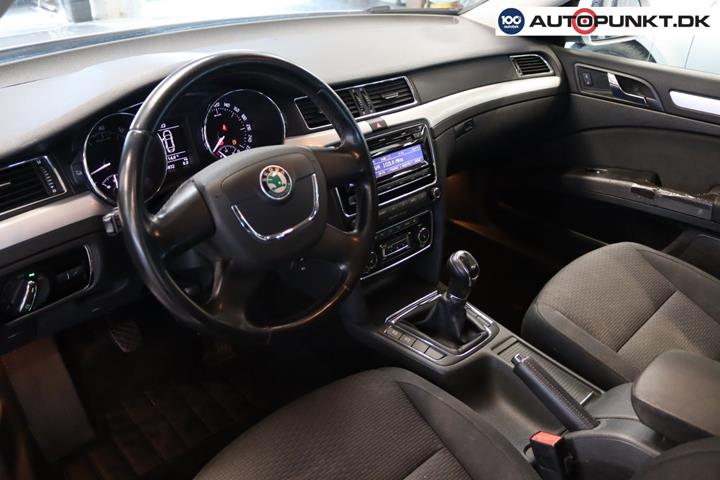 Sølv Skoda Superb fra 2010