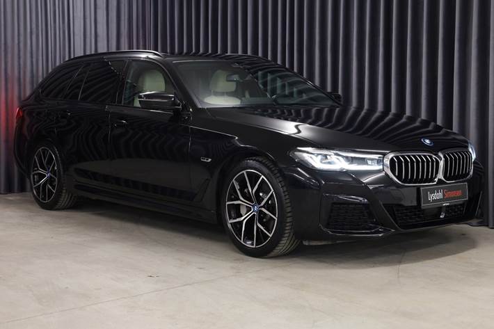 Sort BMW 530e fra 2023