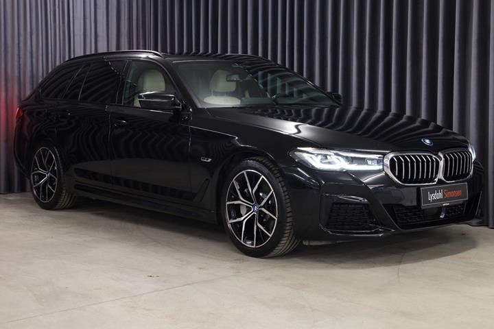 Sort BMW 530e fra 2023 set udefra