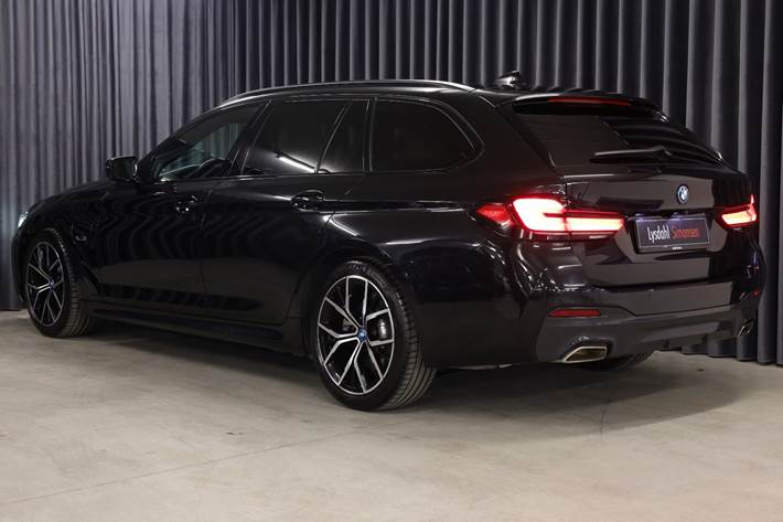 Sort BMW 530e fra 2023
