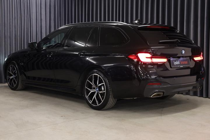 Sort BMW 530e fra 2023