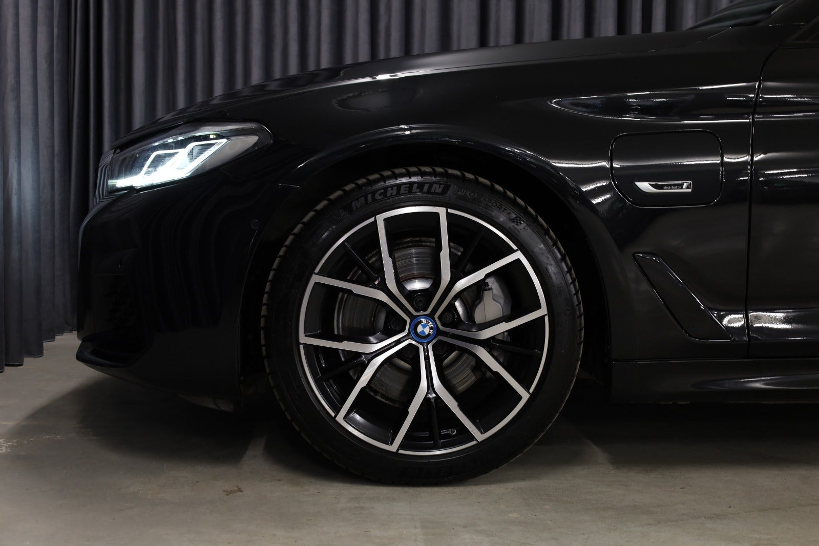 Sort BMW 530e fra 2023