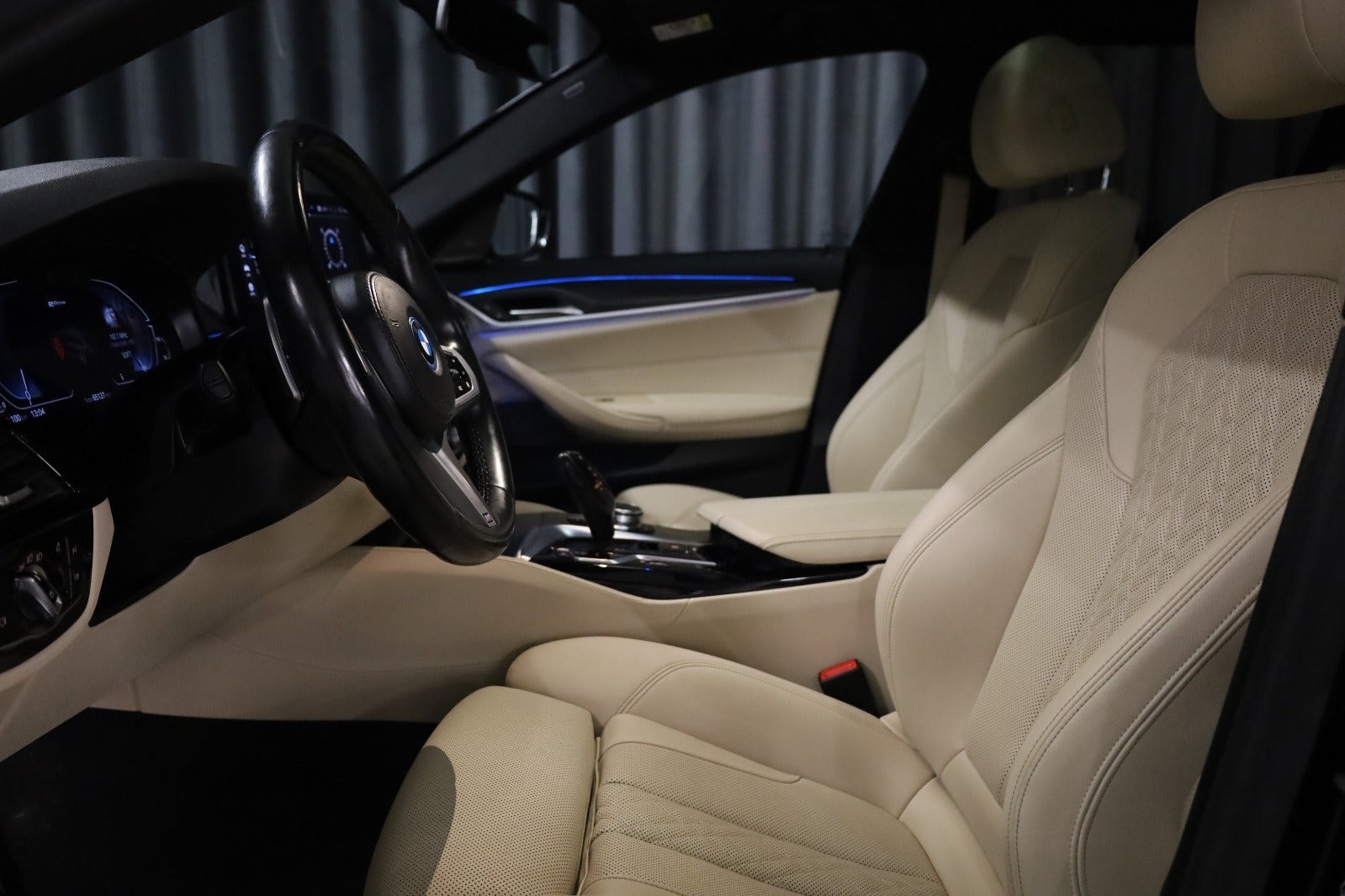 Sort BMW 530e fra 2023