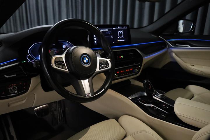 Sort BMW 530e fra 2023