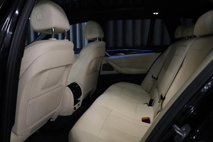 Sort BMW 530e fra 2023