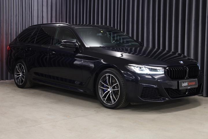 Sort BMW 530e fra 2021 set udefra