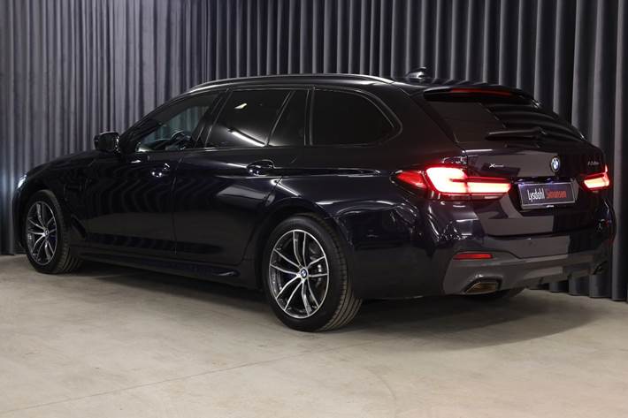 Sort BMW 530e fra 2021