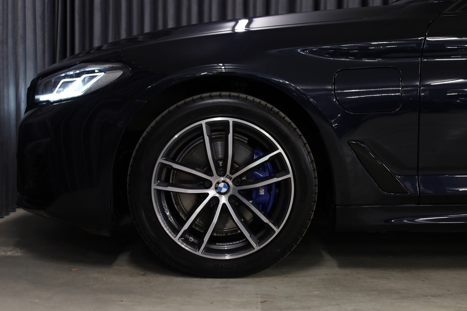Sort BMW 530e fra 2021