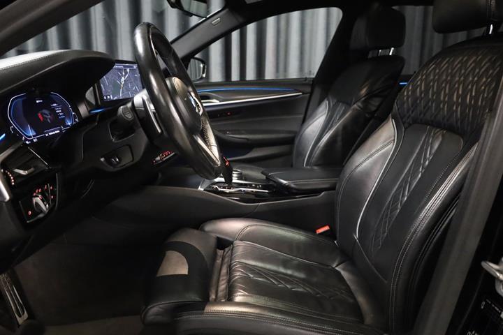 Sort BMW 530e fra 2021
