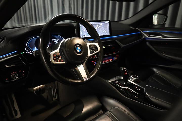 Sort BMW 530e fra 2021