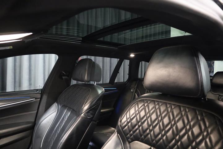 Sort BMW 530e fra 2021