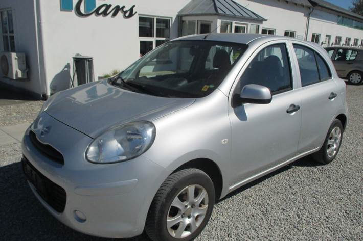 Sølv Nissan Micra fra 2012