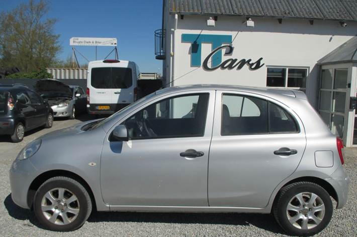 Sølv Nissan Micra fra 2012