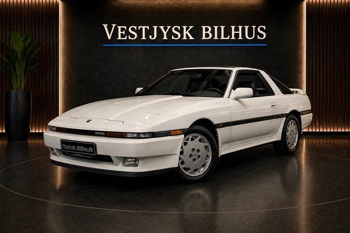 Hvid Toyota Supra fra 1986 set udefra