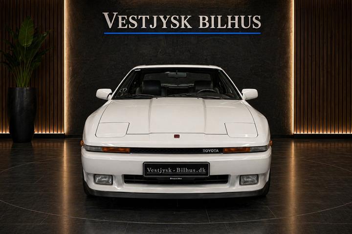 Hvid Toyota Supra fra 1986 set udefra