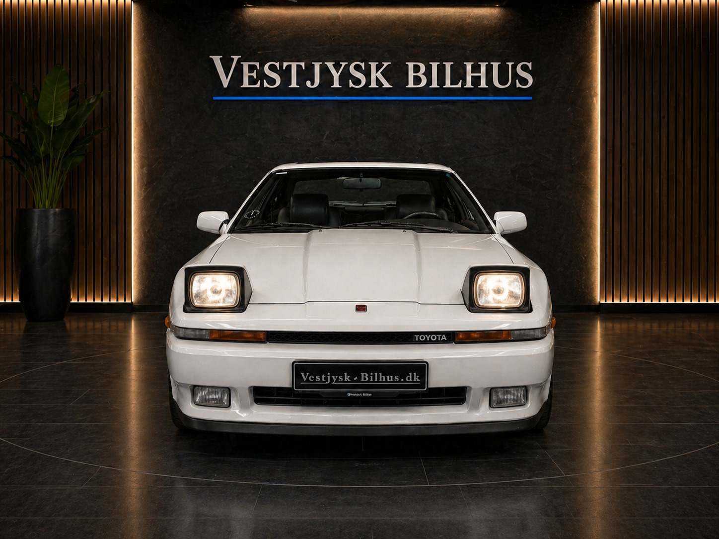 Hvid Toyota Supra fra 1986 set udefra