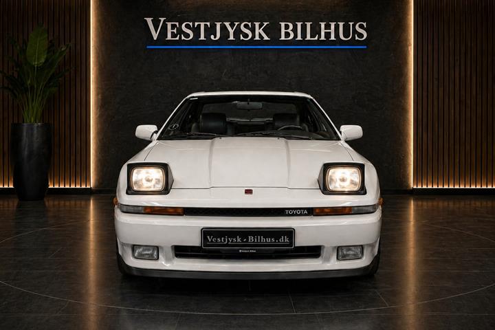 Hvid Toyota Supra fra 1986 set udefra