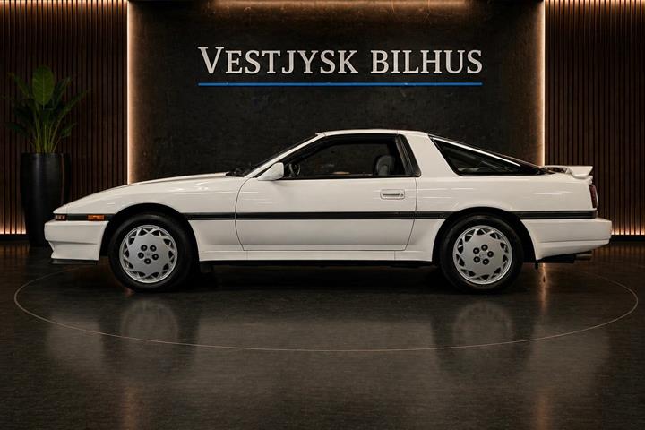 Hvid Toyota Supra fra 1986 set udefra