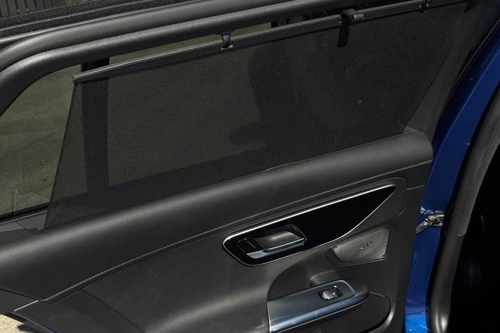 Blå Mercedes C300 e fra 2023