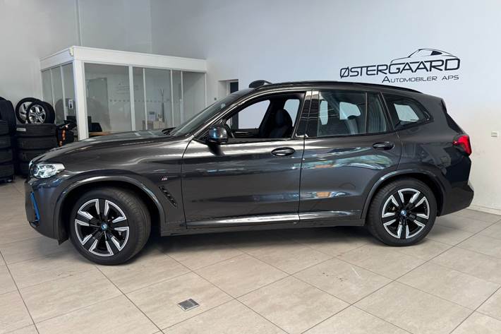 Grå BMW iX3 fra 2023